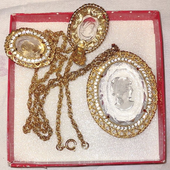2pc Vintage Whiting and Davis Glass Intaglio Cameo Set - Picture 11 of 11